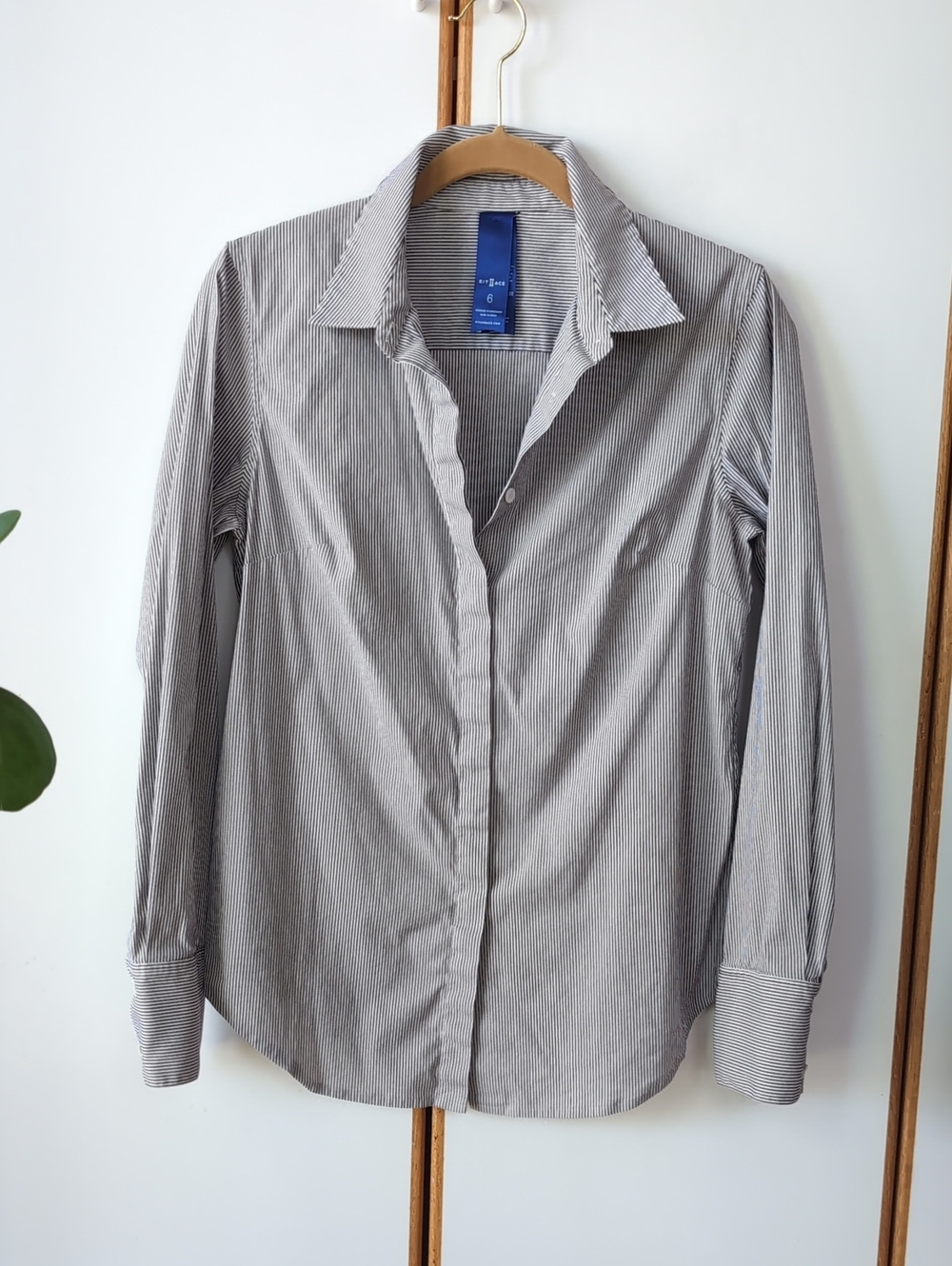 NWOT Kit and Ace Tailored Button Down 6 S